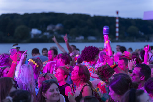 Schlagermove-Bootpartys Hamburg Feiern auf der Elbe am Abend